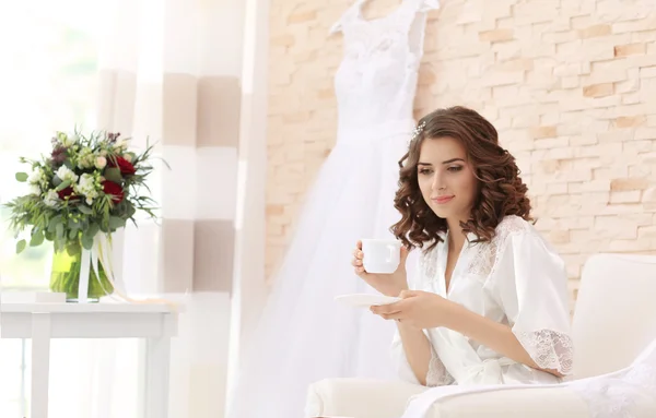 Schöne Braut wartet auf Bräutigam — Stockfoto