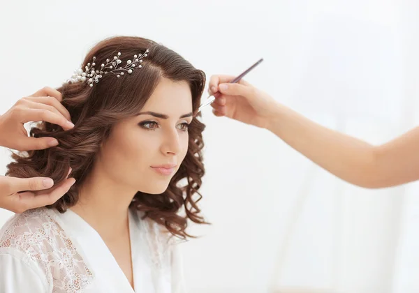 Preparando noiva antes de seu casamento — Fotografia de Stock