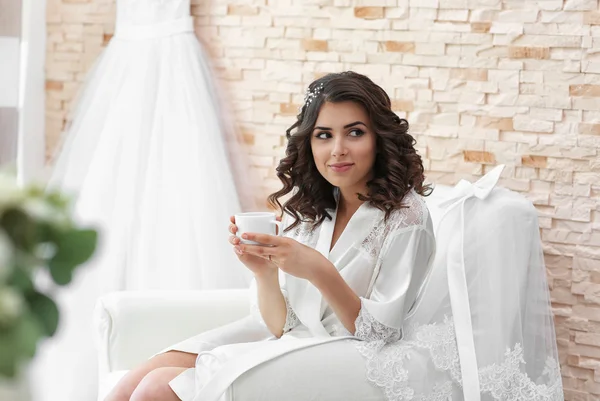 Güzel gelin damat için bekliyor