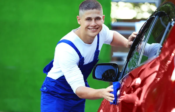 Bir araba yıkama asker