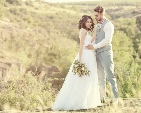 Gelin ve damat ve güzel manzara