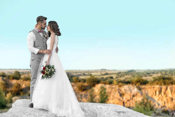 Mariée et marié et beau paysage — Photo