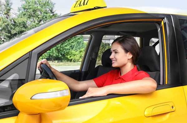 Motorista de táxi feminino — Fotografia de Stock