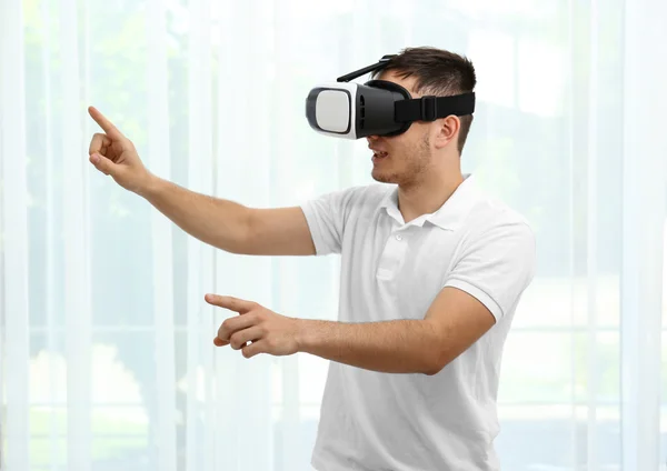 Joven con gafas de realidad virtual — Foto de Stock