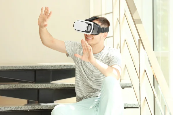 Joven con gafas de realidad virtual — Foto de Stock