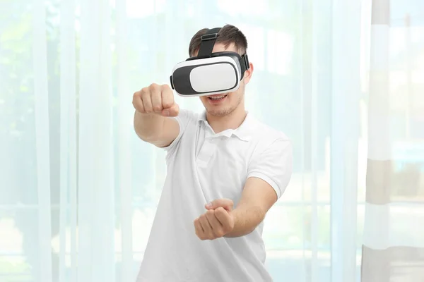 Νεαρός με γυαλιά εικονικής πραγματικότητας — Φωτογραφία Αρχείου