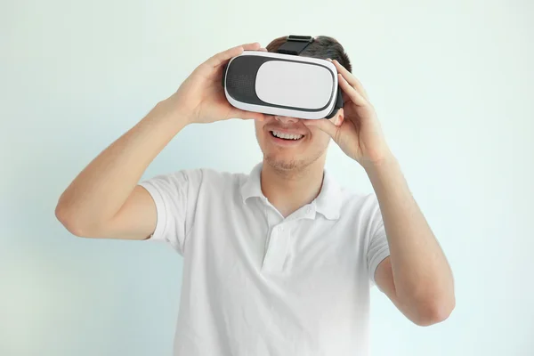 Virtuális valóság szemüveget viselő fiatalember — Stock Fotó