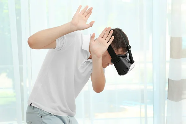 Joven con gafas de realidad virtual — Foto de Stock