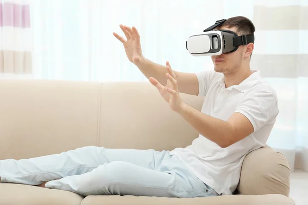 Joven con gafas de realidad virtual — Foto de Stock