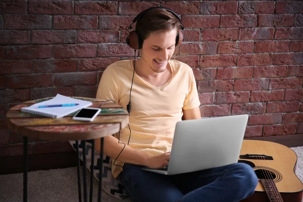 Joven componiendo una canción — Foto de Stock