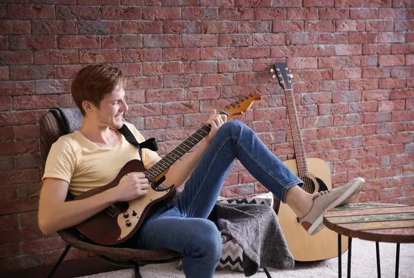 Uomo che suona la chitarra — Foto Stock