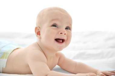 şirin bebek yatakta 