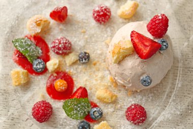 Böğürtlenli dondurma. 