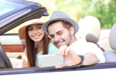 Çift alarak selfie yolculuğa