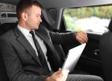 İşadamı tablet bir araba ile