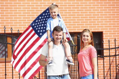 Bahçedeki Amerikan bayrağı ile mutlu aile