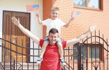 Baba ve oğul bayraklı