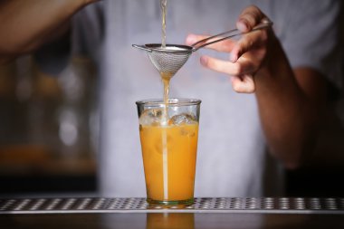 Barmen kokteyl bar Counter hazırlanıyor