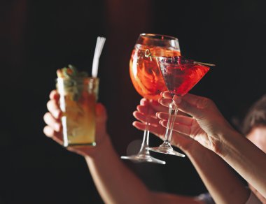 Kokteyller ile toasting arkadaşlar çubuk