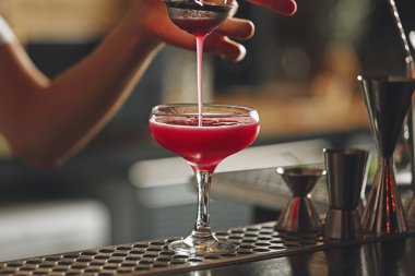 Barmen kokteyl bar Counter hazırlanıyor