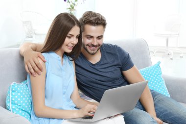 Dizüstü bilgisayar kullanan çift