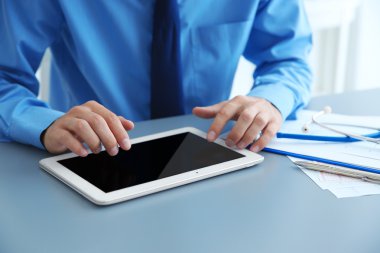 Erkek doktor Kliniği ofiste iş yerinde Tablet PC'yi kullanma