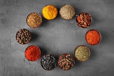 kase içinde farklı baharatlar  