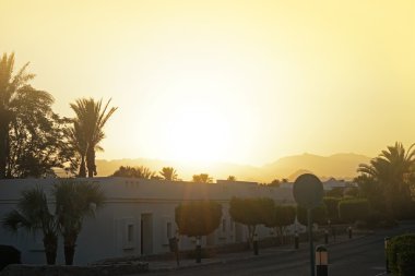 Tatil beldesi üzerinde güzel gündoğumu