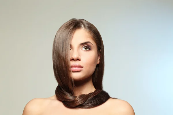 Mulher jovem com cabelo saudável — Fotografia de Stock