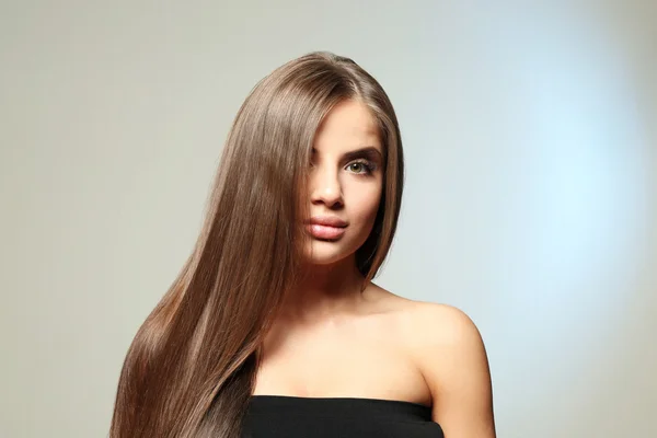 Mulher jovem com cabelo saudável — Fotografia de Stock