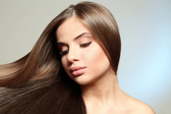 Mulher jovem com cabelo saudável — Fotografia de Stock