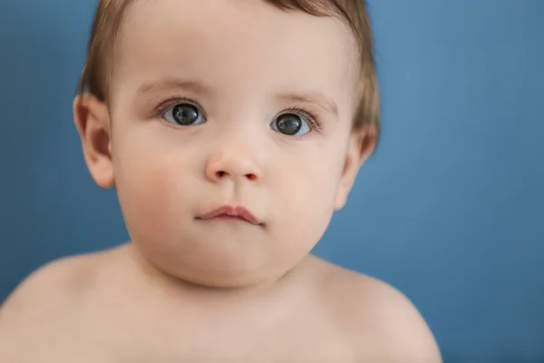 Lindo Bebé Sobre Fondo Azul Oscuro Primer Plano — Foto de Stock