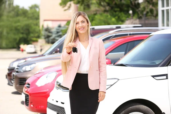 Ženské Auto Prodejce Klíči Parkování — Stock fotografie