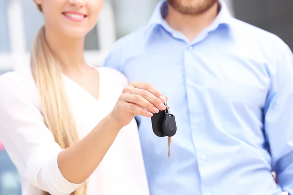 Jeune Couple Avec Clé Voiture — Photo