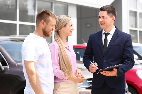 Pareja Joven Comprando Coche Centro Concesionarios — Foto de Stock