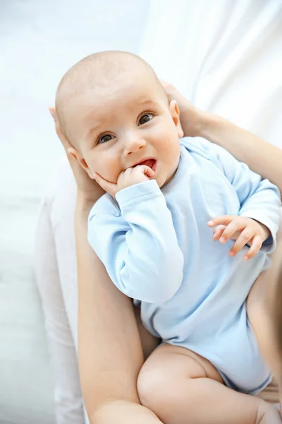 Niedlicher kleiner Junge — Stockfoto