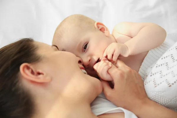 Mãe feliz e bebê — Fotografia de Stock