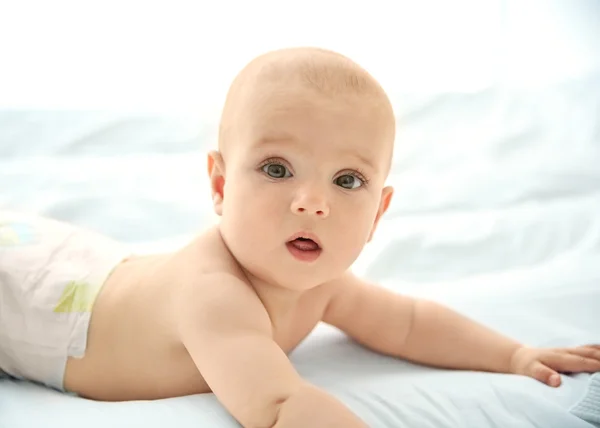 Niedliches Baby im Bett — Stockfoto