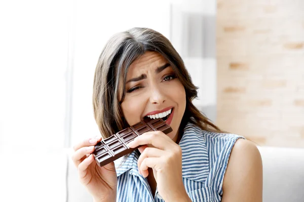 Chica comiendo chocolate — Foto de Stock