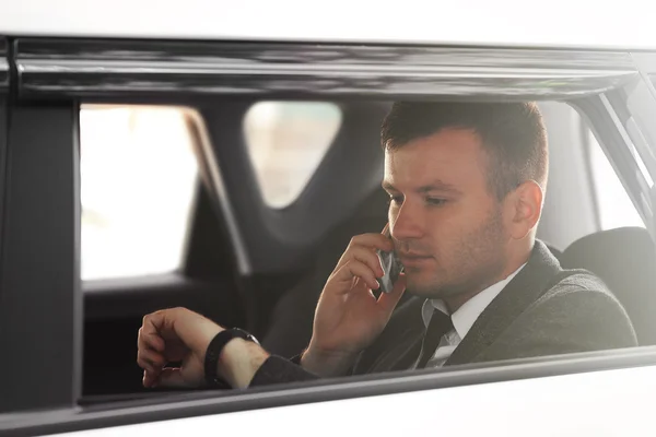 Homme Affaires Parlant Par Téléphone Portable Dans Une Voiture — Photo