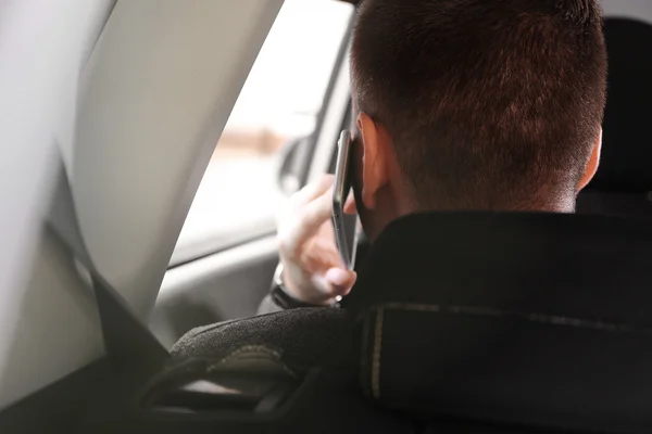 Geschäftsmann Telefoniert Auto — Stockfoto