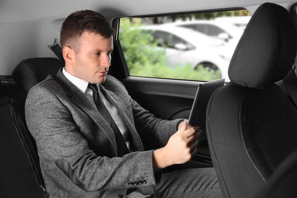 Empresário Com Tablet Carro — Fotografia de Stock