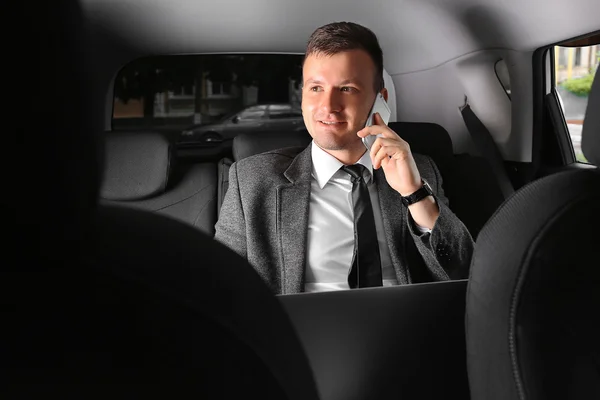 Biznesmen Mówi Przez Telefon Komórkowy Samochodzie — Zdjęcie stockowe
