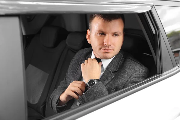 Biznesmen Regulacji Krawat Samochodzie — Zdjęcie stockowe