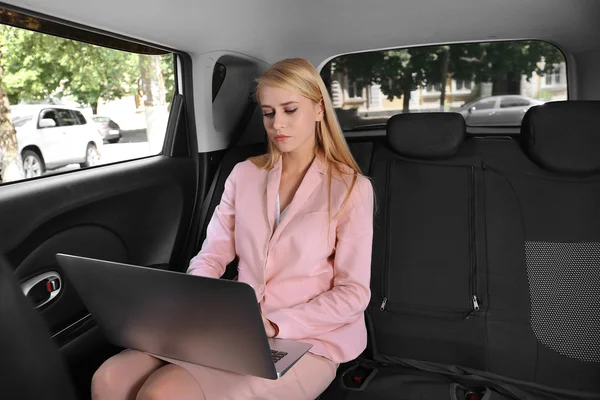 Businesswoman Laptop Car — Stock Photo, Image