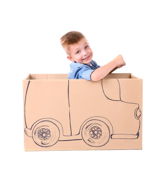 Creative chlapec hraje s lepenkové auto — Stock fotografie