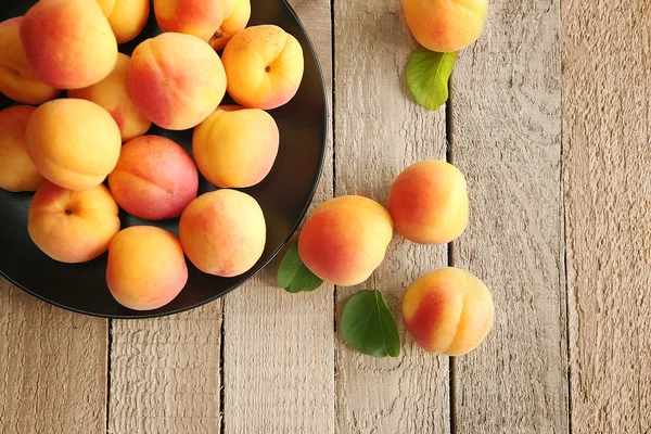 Čerstvé meruňky na desce — Stock fotografie