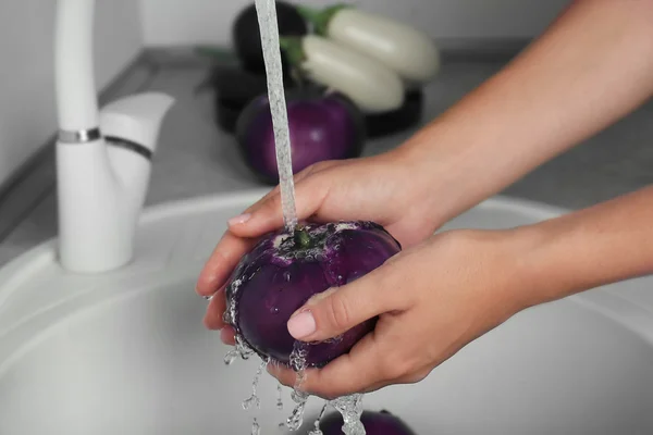 Hands washing eggplant — Stock Photo, Image