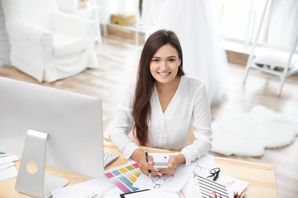 Bastante joven diseñador de vestido — Foto de Stock