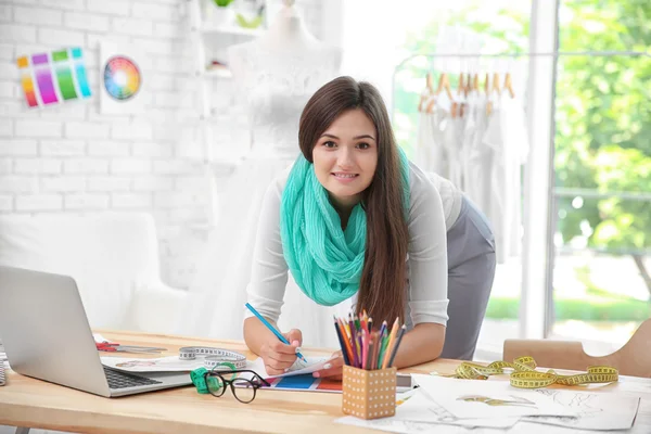 Hübsche junge Designerin — Stockfoto